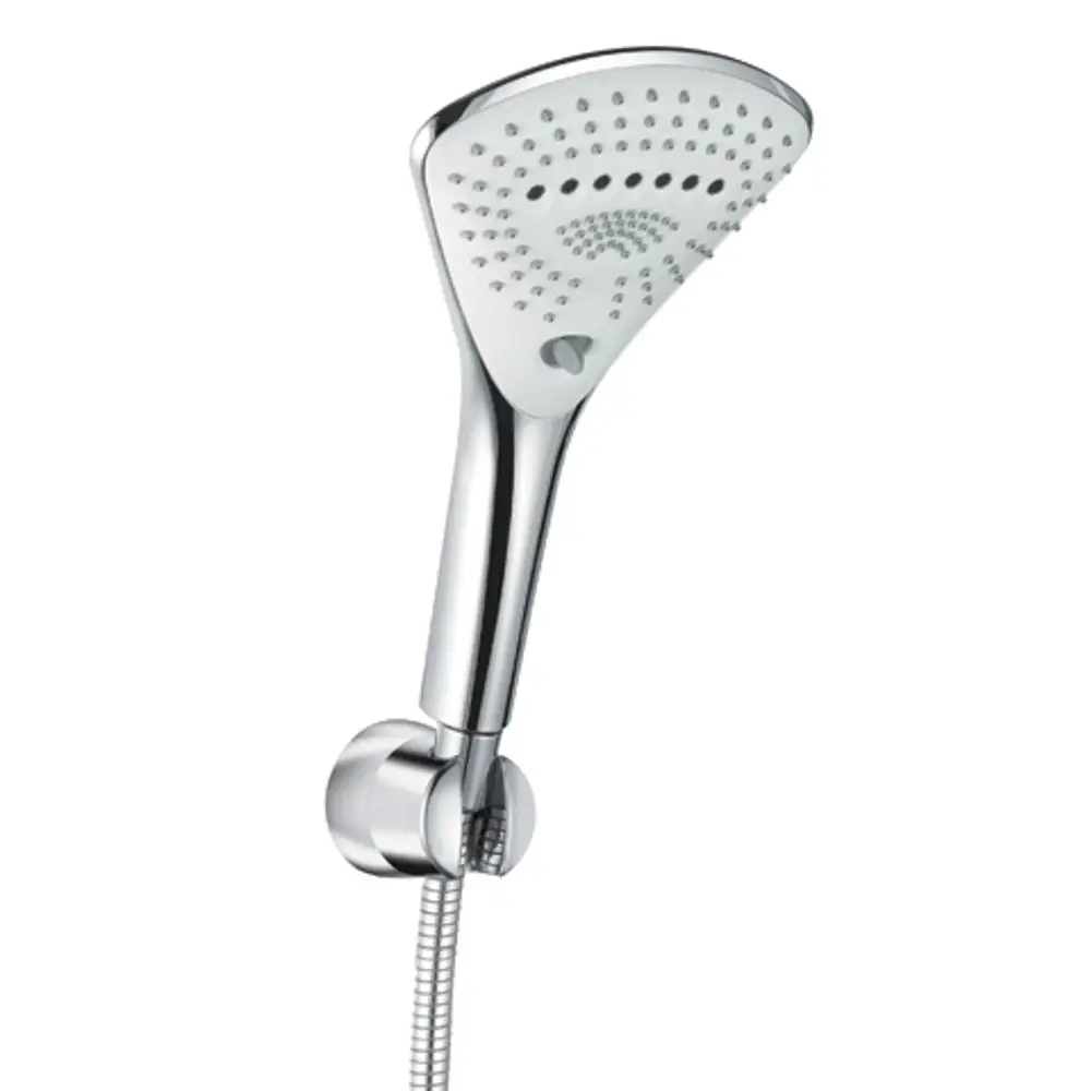 Handbrause von Kludi mit modernem Design, montiert an einer Halterung. Der Schlauch ist sichtbar, und die Oberfläche ist in glänzendem Chrom gehalten.
